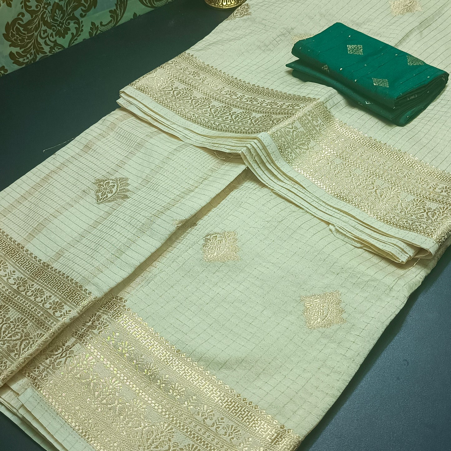 Off white Jaalika Vegan Viscose Georgette Saree MA25230